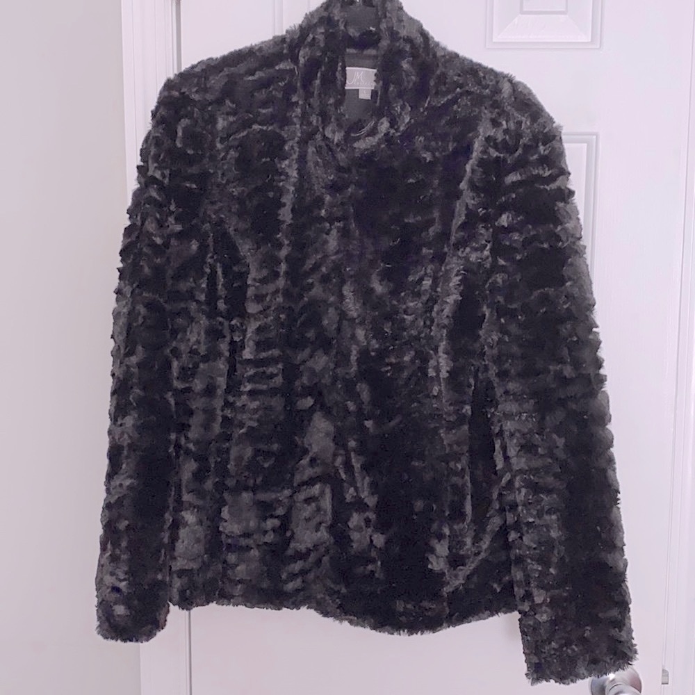 JM collection black faux jacket fully lined in size large with 2 front pockets